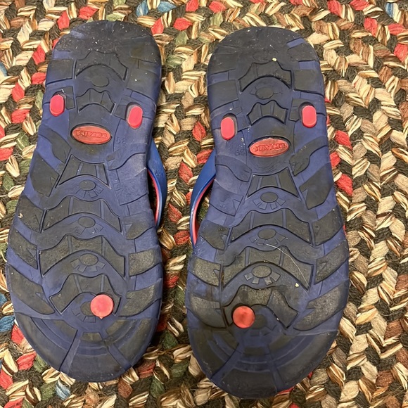 2 pairs of flip flops - Picture 2 of 4